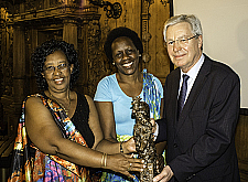 Bremens Bürgermeister Jens Böhrnsen übergibt Esther Mujawayo-Keiner und Josephine Murebwayir (li.) den 14. Bremer Solidaritätspreis