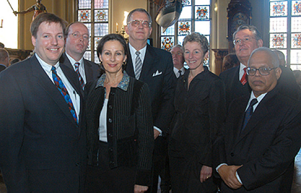 Der Doyen des Konsularkorps Bremen, Honorarkonsul Prof. Dr. h.c. Bernd-Artin Wessels (Bildmitte) in Begleitung von (v. li.) Duane C. Butcher (Generalkonsul USA in Hamburg) Jens Bruns (Honorarkonsul der Republik Angola), Dominique Wehrmann (Honorarkonsulin, Frankreich), Cheryl Ann Weise (Leiterin U.S. Consular Agency Bremen), Adolf Klement (Generalkonsul der Republik Österreich) und Deepak Ray (Generalkonsul der Republik Indien in Hamburg).