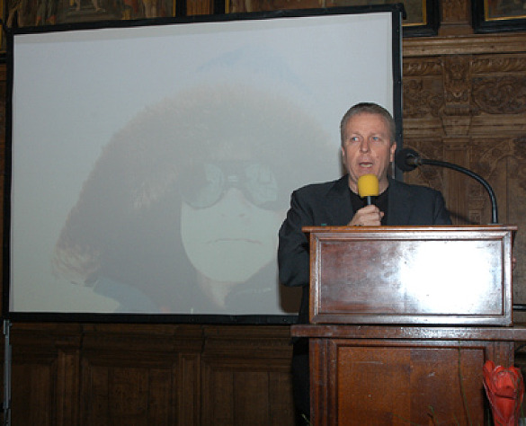 Der Künsterlische Leiter von Bremen2010 Martin Heller eröffnet im Bremer Rathaus per Live-Schaltung in die Antartis die Die Bibliothek im Eis.