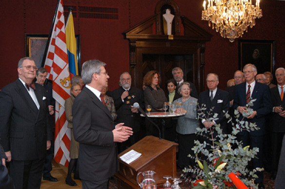 Bürgermeister Jens Böhrnsen begrüsst die Diplomatinnen und Diplomaten des Konsularischen Korps im Kaminsaal