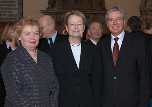 Festrednerin Wibke Bruhns umrahmt vom Bürgermeister-Ehepaar Luise Morgenthal und Jens Böhrnsen