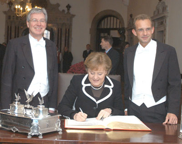 Dieses Bild zeigt die Bundeskanzlerin Angela Merkel mit Bürgermeister Böhrnsen und Bürgermeister Röwekamp