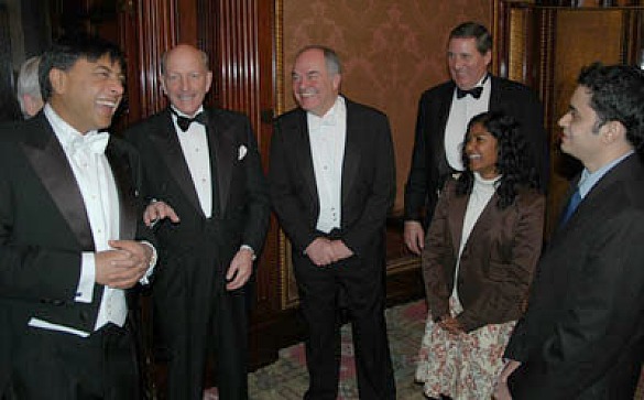 Dieses Bild zeigt Gäste des Schaffermahls im Gespräch mit zwei indischen Studenten der International University Bremen: (von links) Der indische Stahl-Unternehmer Lakhsmi Mittal, Klaus J. Jacobs (Vorsitzender der Jacobs-Stiftung), Prof. Dr. Jürgen Treusch (Präsident der IUB), Ralf J. Koch, Verwaltender Vorsteher von Haus Seefahrt. 