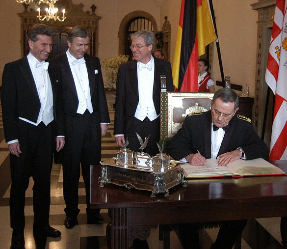 General Wolfgang Schneiderhan beim Eintrag ins Goldene Buch, mit ihm freuen sich der Ministerpräsident von Baden-Württemberg, Günther Oettinger, der Regierende Bürgermeister von Berlin, Klaus Wowereit und Bremens Bürgermeister Jens Böhrnsen (von links)