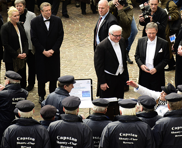 Der Capstan Shanty-Chor begrüßt mit maritimen Liedern 