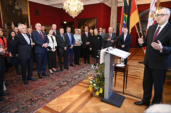 Bürgermeister Andreas Bovenschulte begrüßt das Konsularische Korps aus Bremen, Hannover und Hamburg im Bremer Rathaus.