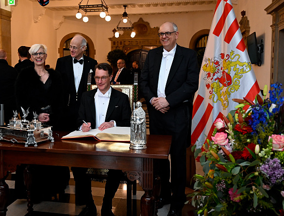 Ministerpräsident Hendrik Wüst trägt sich anlässlich der 481. Schaffermahlzeit in das Goldene Buch ein; mit im Bild: Bürgermeister Andreas Bovenschulte (re.), Prof. Dr.-Ing. Anke Kaysser-Pyzalla, Vorsitzende des Vorstands des Deutschen Zentrums für Luft- und Raumfahrt e.V. (li.) und der Verwaltende Vorsteher von Haus Seefahrt, Fritz A. Grobien.