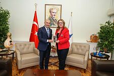 Senatorin Özlem Ünsal zu Gast bei Bürgermeister Tunc Soyer