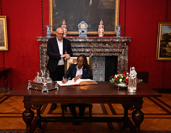 Bürgermeisterin Queen Omagano Kamati aus Windhoek trug sich in das Goldene Buch ein. Bürgermeister Andreas Bovenschulte begrüßte sie im Rathaus.