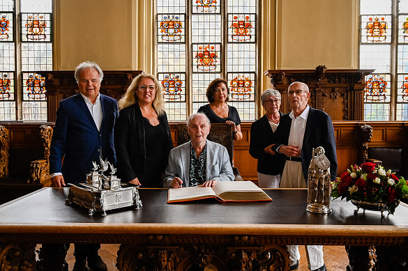 Dirigent Daniel Barenboim trug sich in das Goldene Buch der Freien Hansestadt Bremen ein. Mit im Bild: (von li.) Prof. Thomas Albert, Musikfest Bremen, Senatorin Özlem Ünsal, die Ehefrau von Daniel Barenboim, Elena Bashkirova, Karin und Uwe Hollweg.