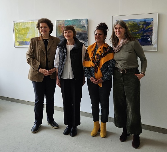 Das Foto zeigt Katerina Vatsella (Bremer Kunststipendium), Aina Putnina (Künstlerin), Vizepräsidentin Sahhanim Görgü-Philipp (Bremische Bürgerschaft), Ute Duwensee (Bremer Heimstiftung) bei der Ausstellungseröffnung am 15. April 2024