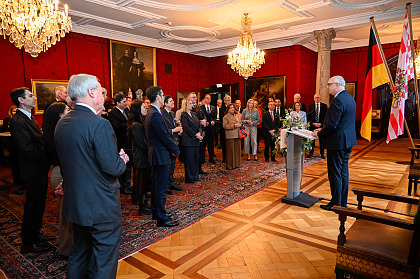 Bürgermeister Andreas Bovenschulte begrüßt das Konsularische Korps.