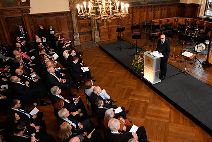 Bürgermeister Andreas Bovenschulte begrüßte rund 450 Personen zum Neujahrsempfang des Senats in der Oberen Rathaushalle.