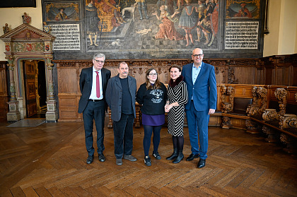 Bremer Literaturpreisverleihung 2025: (von re.) Bürgermeister Andreas Bovenschulte, Barbara Lison, Förderpreisträgerin Stefanie Sargnagel, Preisträger Wilhelm Bartsch und Dr. Lothar Müller. 