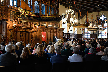 Bürgermeister Andreas Bovenschulte begrüßt die Gäste der 71. Bremer Literaturpreis-Verleihung.