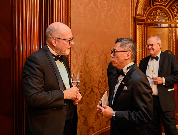 Im Gespräch: Wirtschafts-Staatsrat Kai Stührenberg mit Laurence Bay Siow Hon, Botschafter der Republik Singapur.