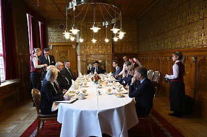 Botschafterbesuch in der Güldenkammer: Das Bankettmanagement beim Service.