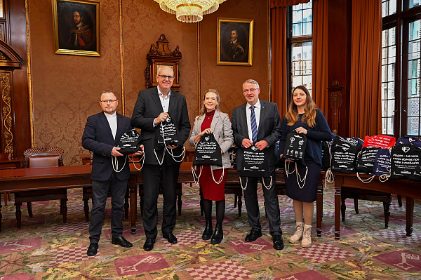 Im Senatssaal des Rathauses dankte Bürgermeister Andreas Bovenschulte den Organisatorinnen und Organisatoren der Weihnachtsbeutel-Aktion (von links): Pastor Andreas Hamburg von der St.-Markus-Gemeinde, Bürgermeister Bovenschulte, Alina Armerding und Roland Spiedel (Stiftung Solidarität Ukraine) und Kateryna Solopova (Senatskanzlei).