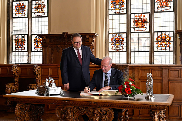 Der kanadische Botschafter John Joseph Horgan trägt sich in das Goldene Buch ein. Für den Senat begrüßte ihn Bürgermeister Björn Fecker.