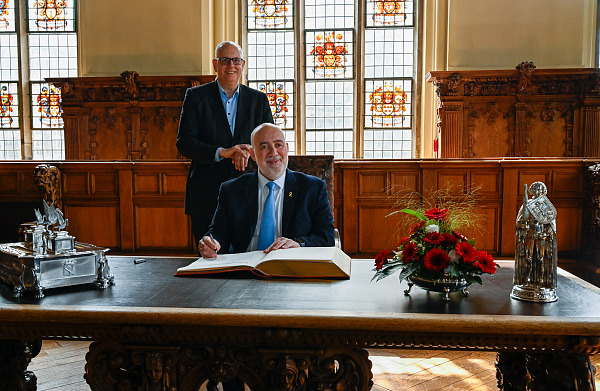 Eintrag in das Goldene Buch der Freien Hansestadt Bremen: Der israelische Botschafter, Ron Prosor, und Bürgermeister Andreas Bovenschulte. 