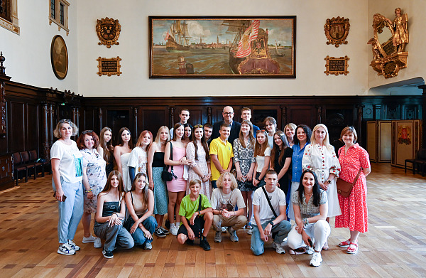 Bürgermeister Bovenschulte begrüßt Jugendgruppe aus Odessa