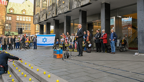 Bürgermeister Andreas Bovenschulte bei der Mahnwache anlässlich des ersten Jahrestages des Überfalls der Hamas über Israel.