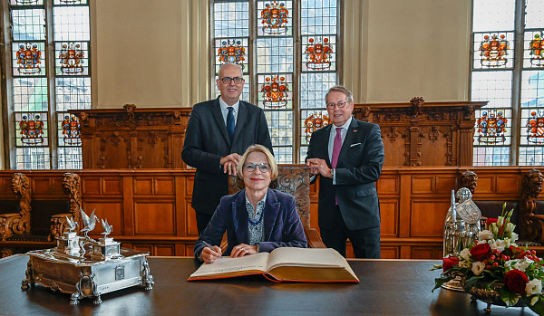 Bürgermeister Bovenschulte empfängt die Botschafterin der Schweiz, Livia Leu und den Honorarkonsul Kay C. Hillman im Rathaus.