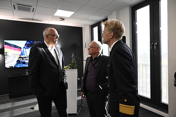 Bürgermeister Andreas Bovenschulte im Gespräch mit Anders Sjöberg (Geschäftsführer der Saab Deutschland GmbH) und Konteradmiral Christoph Müller-Meinhardt.