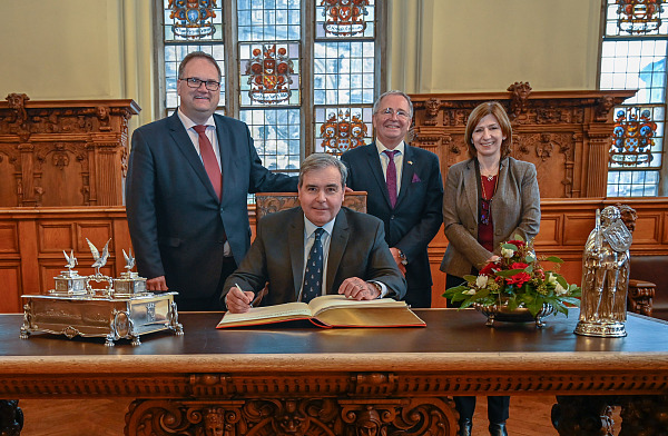 Bürgermeister Björn Fecker begrüßte den Botschafter Uruguays, Fernando Miguel López Fabregat, Honorarkonsul Marko Mock und Generalkonsulin Liliàn Zulma Silveira Faraco (von links).