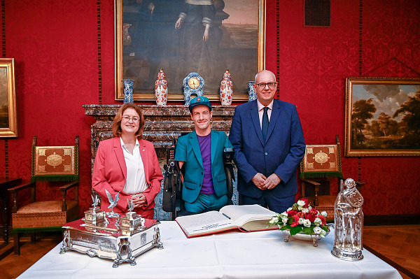 Bürgerschaftspräsidentin Antje Grotheer, Janis McDavid und Bürgermeister Andreas Bovenschulte nach dem Eintrag ins Goldene Buch