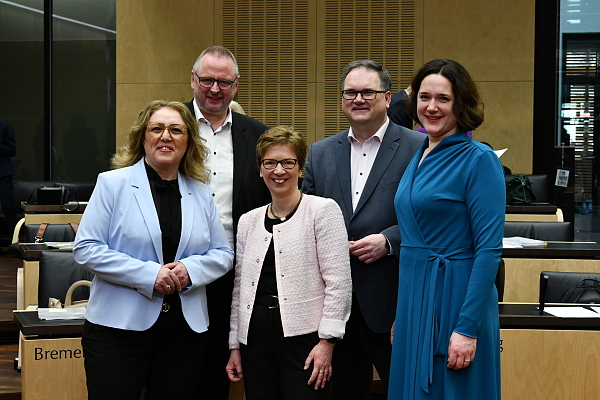 Im Plenum des Bundesrates stehen Senatorin Özlem Ünsal, Staatsrat Dr. Olaf Joachim Senatorin Dr. Claudia Schilling, Bürgermeister Björn Fecker und Senatorin Kathrin Moosdorf (v. l.)